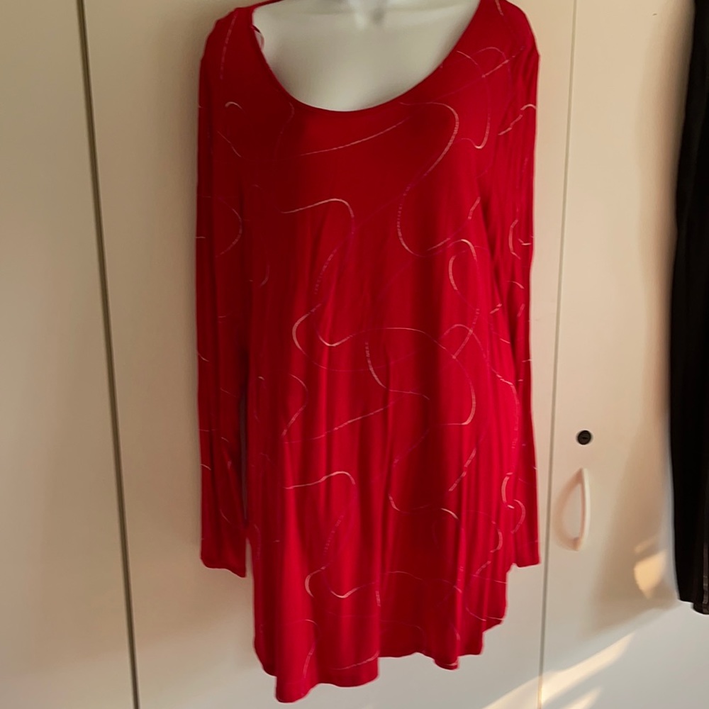 Nwot- Xxl kong red tunic with gold swirls.